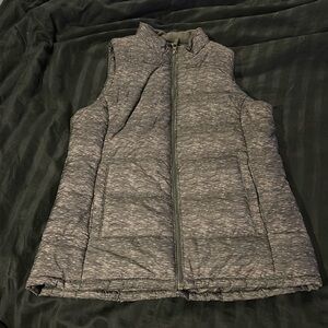 Amazon Essentials women’s puffer vest, charcoal gray heather, size medium